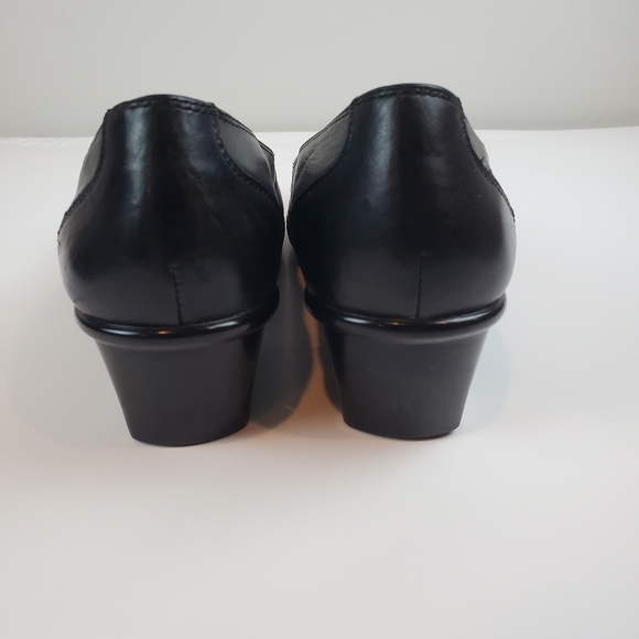 Michel M Black Leather Heals Slip On Shoes Size 9.5 Womens - Picture 4 of 11